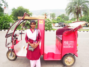 The courageous struggle of female rickshaw driver Renu, from the company from which she learned to drive rickshaw, now became MD in the same company