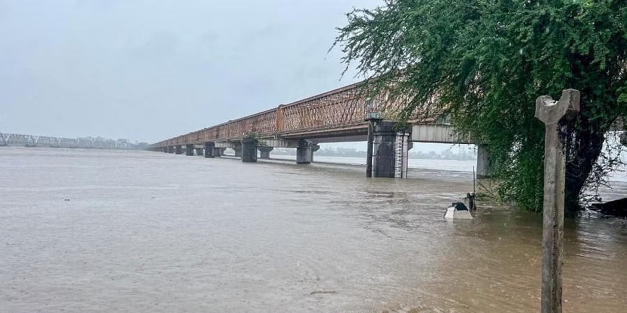 गुजरात में नर्मदा नदी का जलस्तर खतरे के निशान से ऊपर, मुंबई-अहमदाबाद मार्ग पर रेल यातायात प्रभावित
