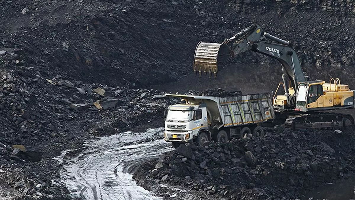 वैश्विक कोयला उद्योग में 2035 तक चार लाख से अधिक खनिकों की छंटनी की आशंका: रिपोर्ट