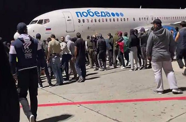रूस में इजराइल से आए विमान के विरोध में सैकड़ों लोगों ने हवाई अड्डे पर प्रदर्शन किया