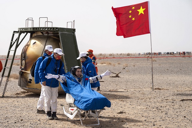 चीन के अंतरिक्ष स्टेशन पर छह माह रहने के बाद तीन अंतरिक्ष यात्री पृथ्वी पर लौटे
