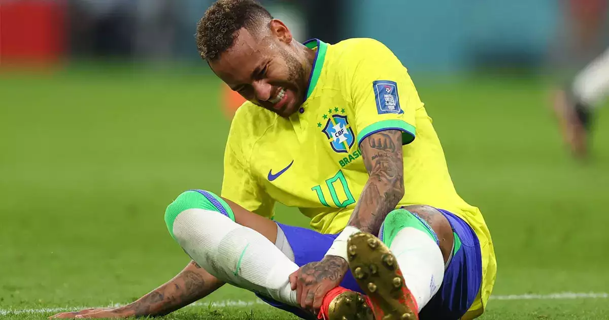 ब्राजील के क्वालीफाइंग मैच में घुटने की चोट के बाद रोते हुए बाहर गए नेमार