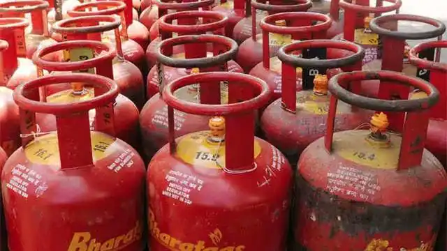 LPG सिलेंडर 300 रुपये तक सस्ता, अब मोदी सरकार ने दी एक और सौगात