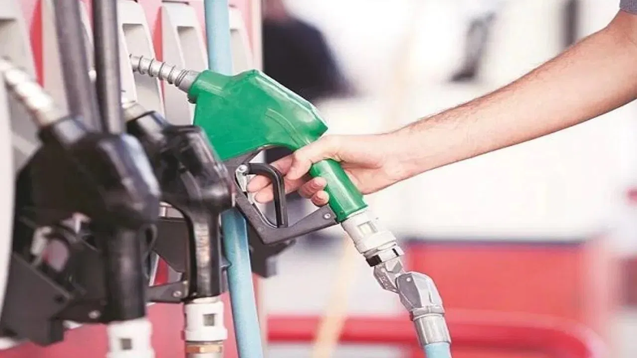 कच्चे तेल में उछाल के बावजूद पेट्रोल, डीजल की कीमतों में बढ़ोतरी की संभावना नहीं: मूडीज
