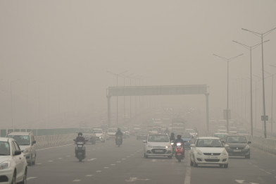 दिल्ली में प्रदूषण संकट : वायु गुणवत्ता में मामूली सुधार, धुंध की घनी परत बरकरार