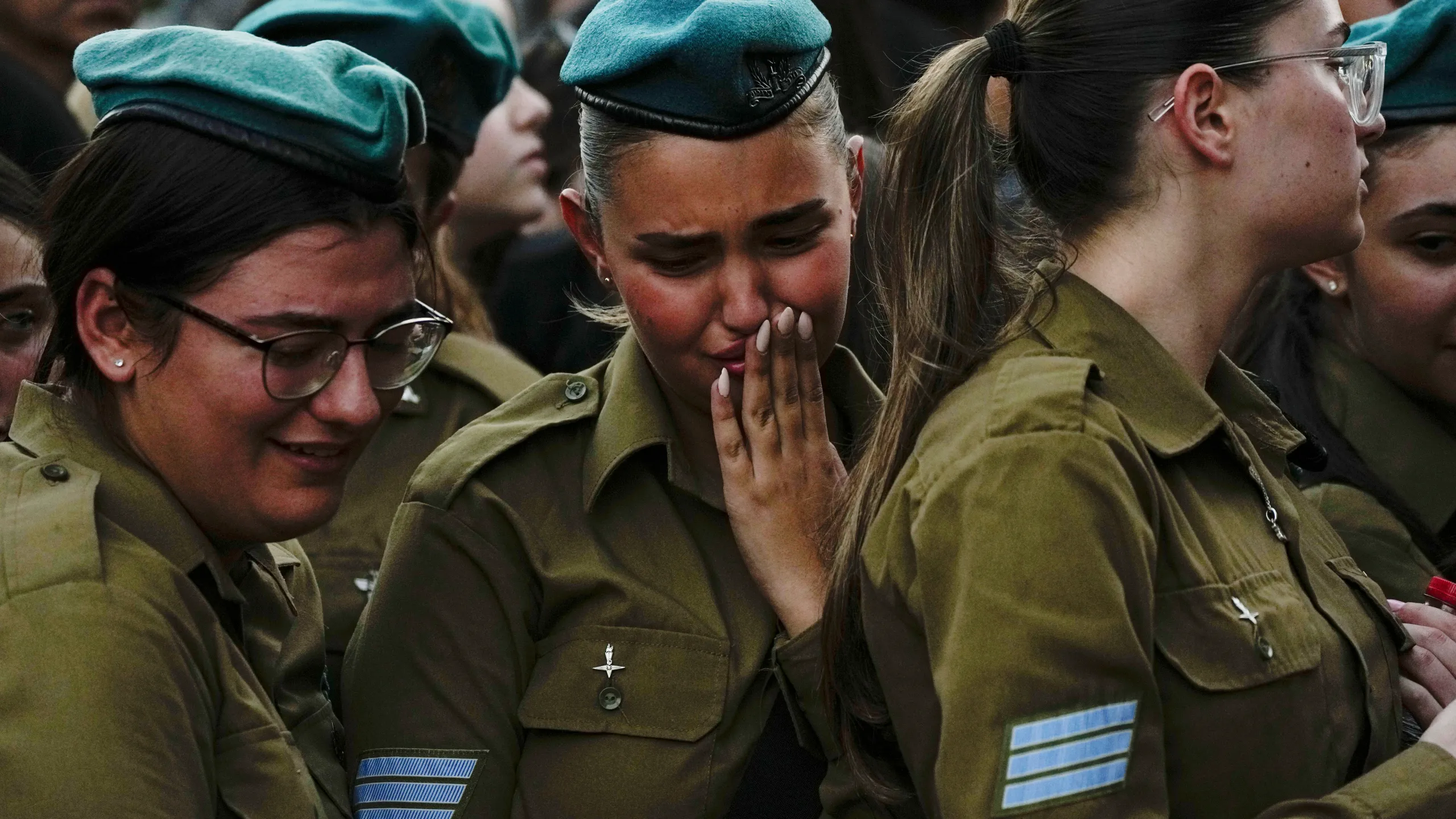 गाजा में सात हफ्ते तक रहने के बाद इजराइल पहुंचे रिहा किए गए बंधक: इजराइली सेना
