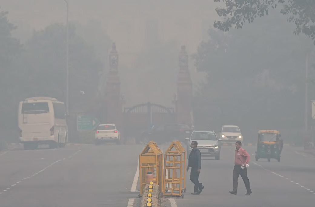 दिल्ली में रविवार को भी छाई रही जहरीली धुंध, न्यूनतम तापमान 15.8 डिग्री सेल्सियस रहा