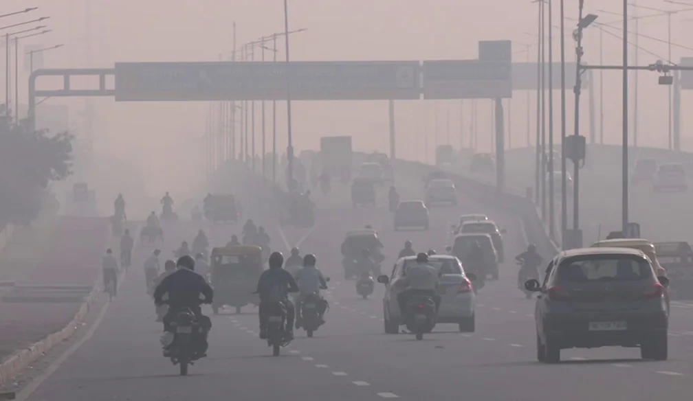 दिल्ली की वायु गुणवत्ता ‘अत्यधिक गंभीर’ श्रेणी में पहुंची, आपातकालीन कार्रवाई का इंतजार