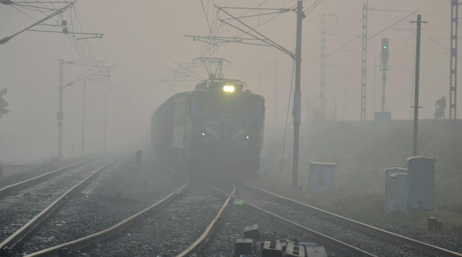 दिल्ली में घना कोहरा, कम दृश्यता, हवाई सेवा एवं रेलगाड़ियों का परिचालन प्रभावित