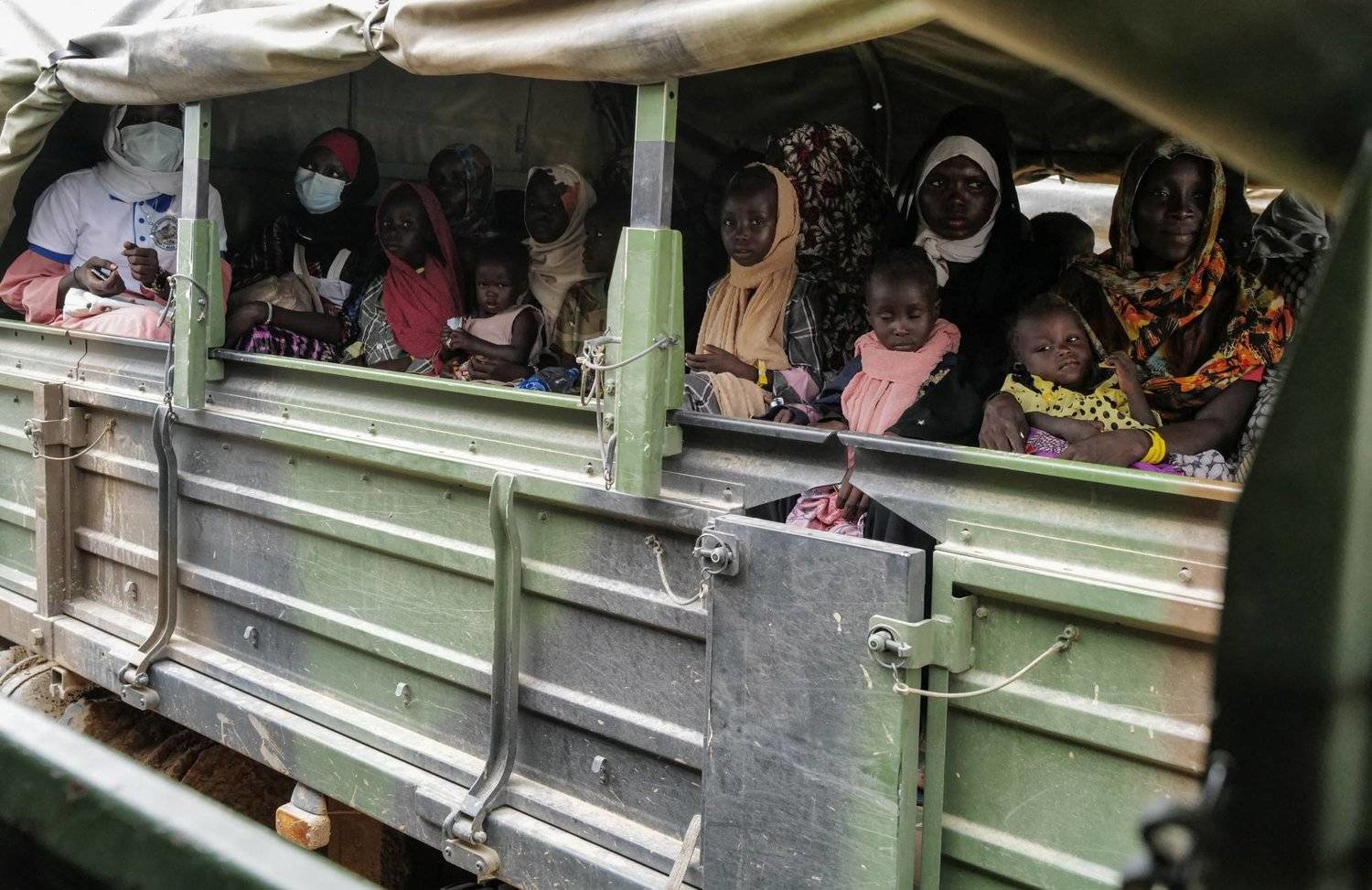 सूडान के प्रांत पर अर्धसैनिक बल का कब्जा होने के बाद तीन लाख लोग घर छोड़कर भागे