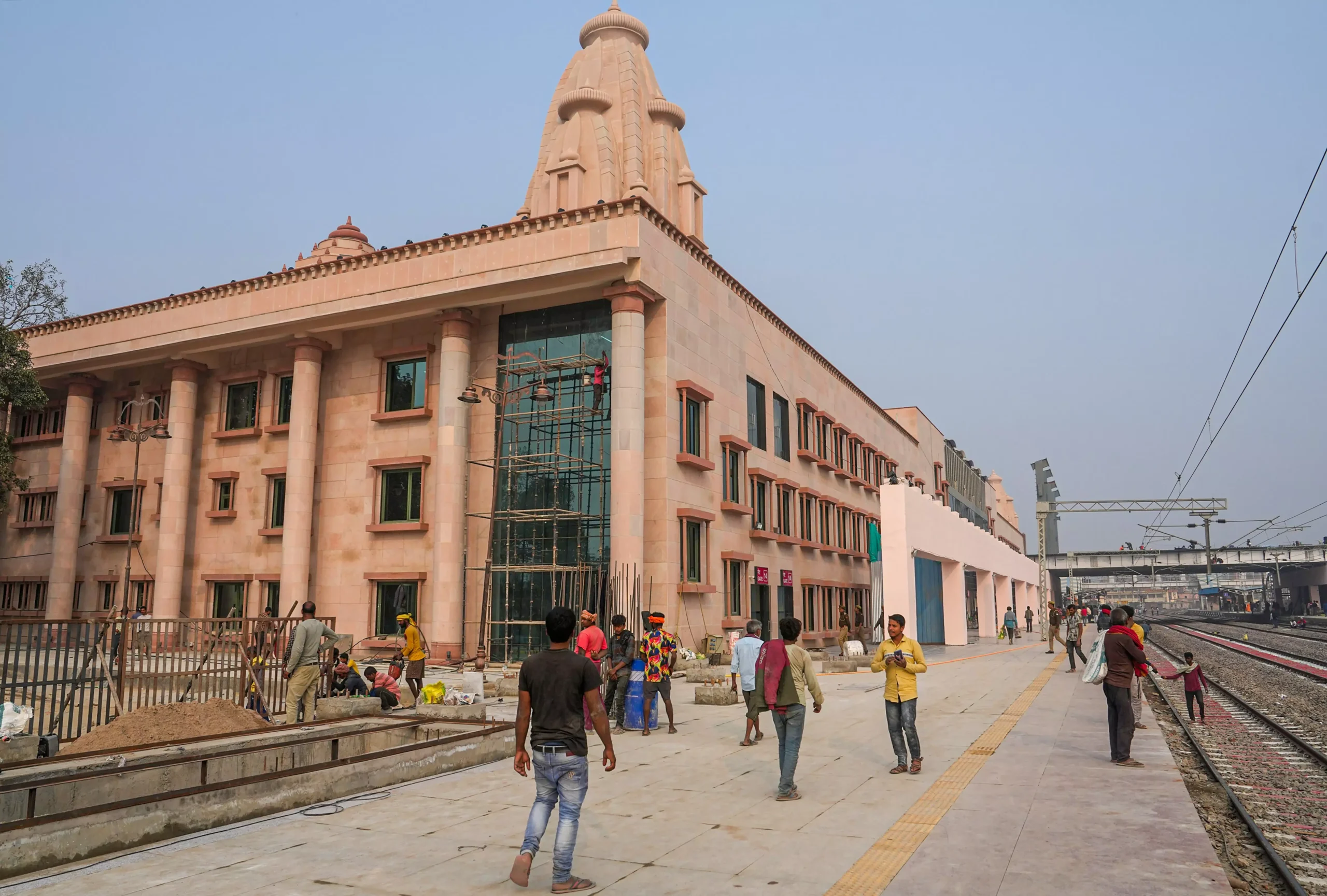 पुनर्विकसित अयोध्या रेलवे स्टेशन में पारंपरिक मंदिर वास्तुकला की झलक, आधुनिक सुविधाएं भी