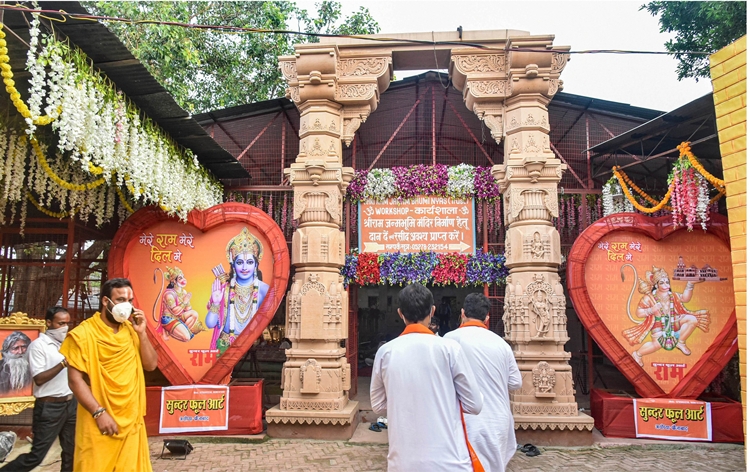 मोदी के दौरे से पहले अयोध्या में तैयारियां जोर-शोर पर, शहर को फूलों से सजाया गया