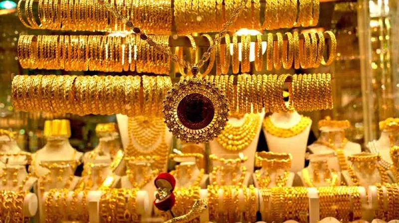 निवेश के सुरक्षित विकल्प के रूप में ‘चमक’ कायम, नए साल में 70,000 रुपये पर पहुंच सकता है सोना