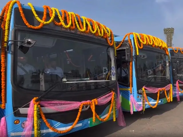 दिल्ली के उपराज्यपाल, मुख्यमंत्री ने 500 इलेक्ट्रिक बस को हरी झंडी दिखाई