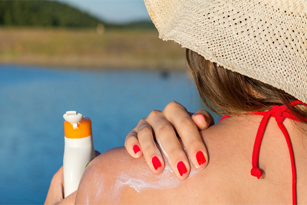 सनस्क्रीन का संक्षिप्त इतिहास, त्वचा को तर रखने से लेकर कैंसर से बचाने तक