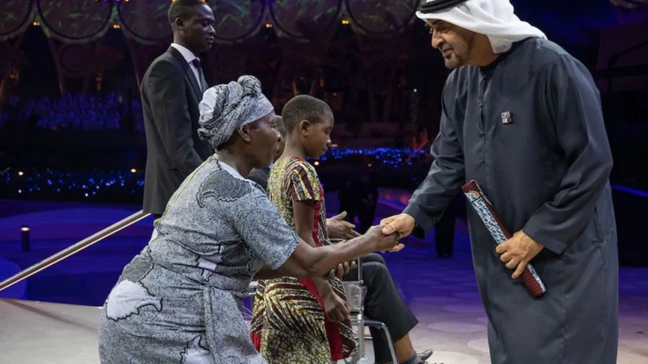 दुबई में दुनिया के सबसे बड़े समारोह में UAE के राष्ट्रपति ने क्यों चूमा इस बच्ची का हाथ