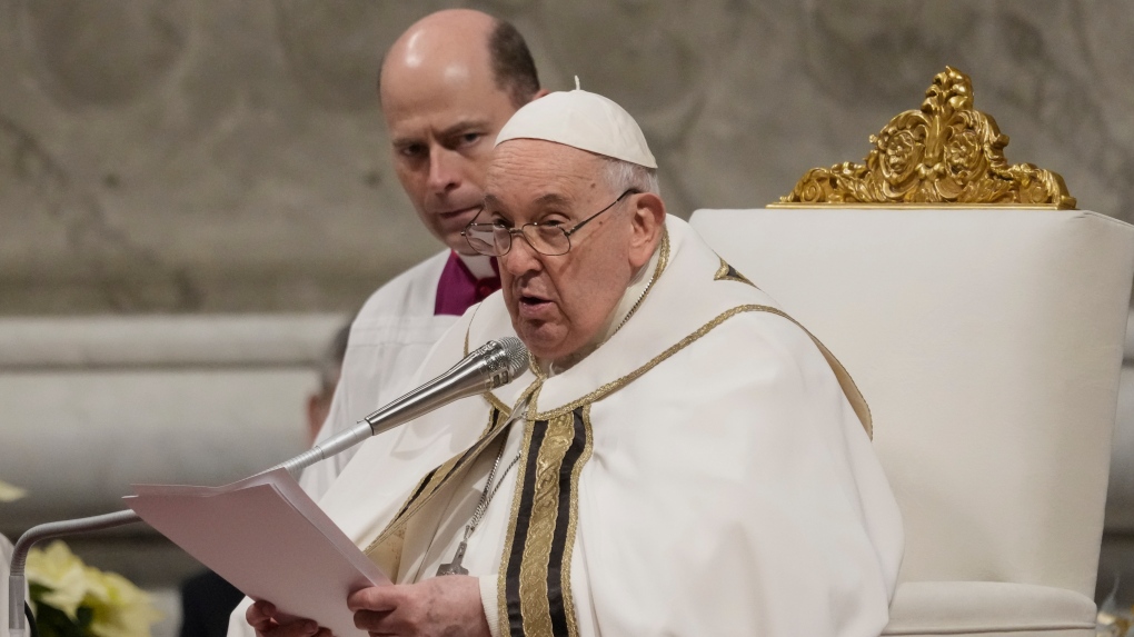हमारा दिल बेथलहम में है: पोप ने सेंट पीटर्स में क्रिसमस की पूर्व संध्या पर कहा