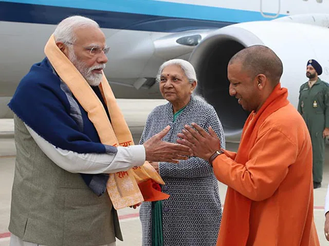 प्रधानमंत्री मोदी अयोध्या पहुंचे, आनंदीबेन पटेल व योगी ने किया स्वागत