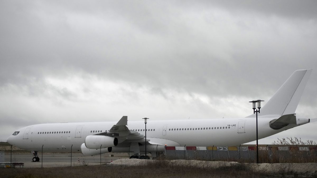 फ्रांस में रोके गए विमान के 303 यात्रियों की हिरासत अवधि बढ़ाने पर फैसला करेंगे न्यायाधीश