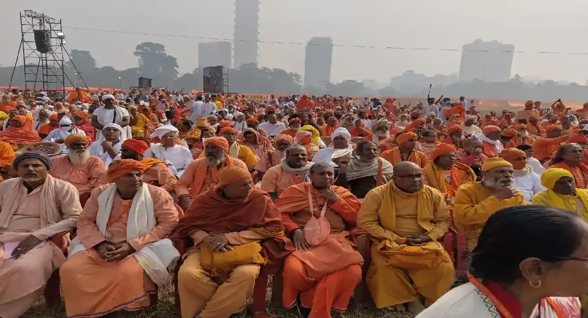 कोलकाता के प्रसिद्ध परेड मैदान में करीब एक लाख लोगों ने किया गीता का पाठ