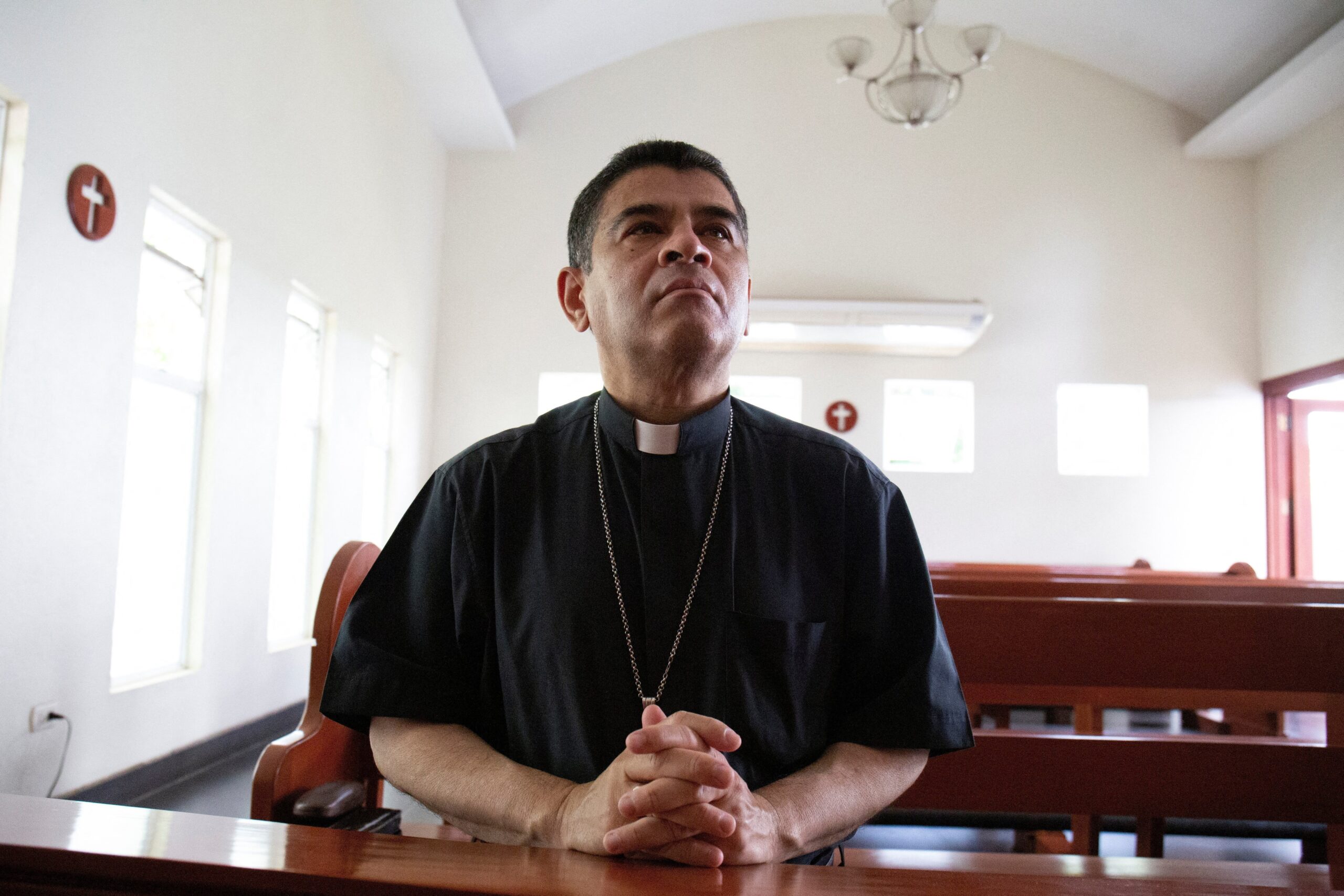 निकारागुआ ने बिशप रोलांडो अल्वारेज, 18 पादरियों को जेल से रिहा किया