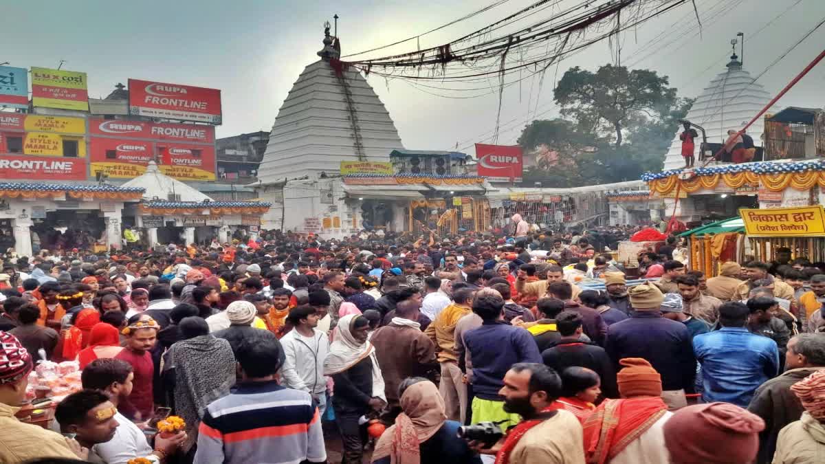 अयोध्या में नववर्ष : बड़ी संख्या में मंदिरों में पहुंचे लोग, सरयू में लगाई डुबकी