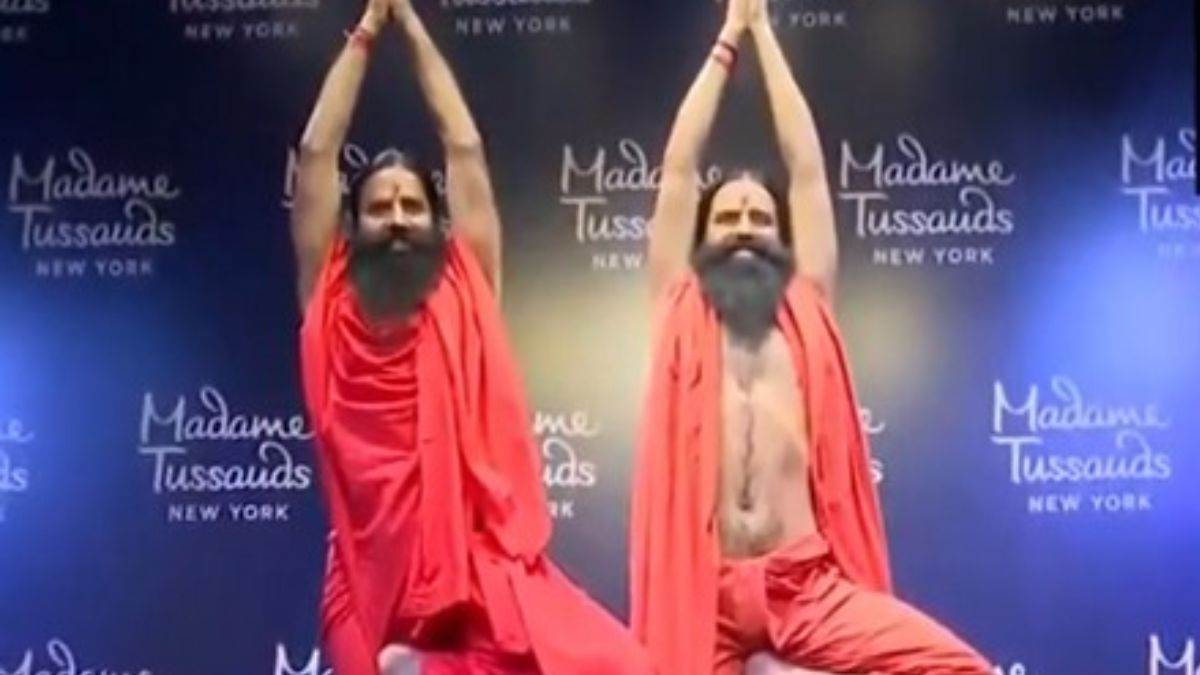 योग गुरु रामदेव की मोम की प्रतिमा का दिल्ली में अनावरण