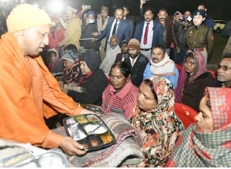 उत्तर प्रदेश : मुख्यमंत्री योगी ने रैन बसेरों में जरूरतमंदों को कंबल व भोजन बांटा