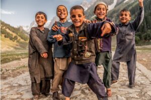 Five-kids-in-Kashmir-1