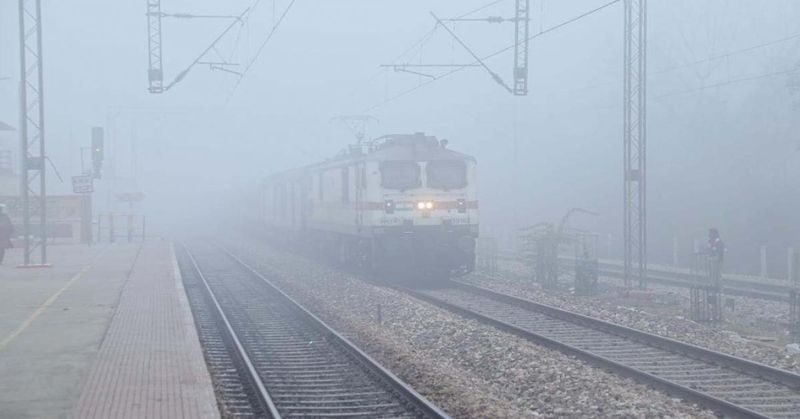 उत्तर भारत में घने कोहरे के कारण सड़क और रेल यातायात प्रभावित
