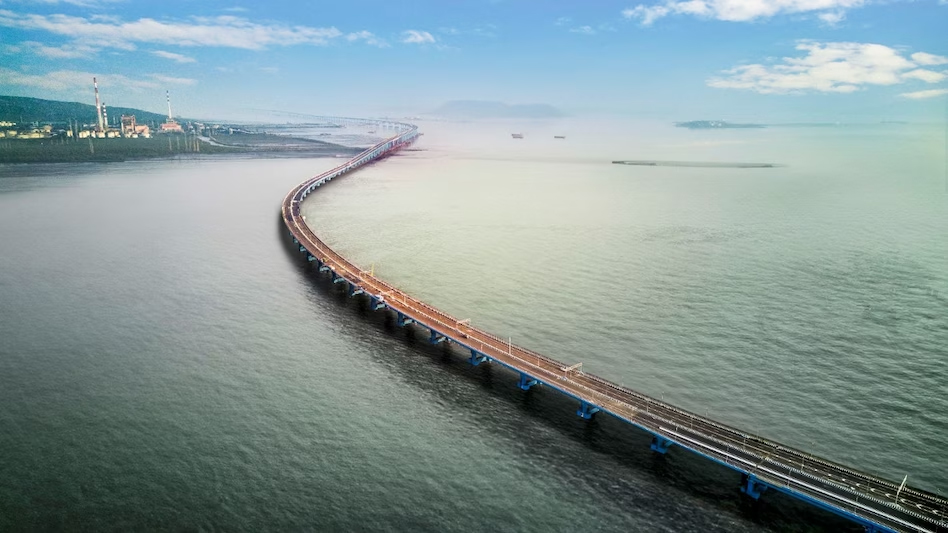 प्रधानमंत्री ने मुंबई को नवी मुंबई से जोड़ने वाले देश के सबसे लंबे समुद्री पुल का उद्घाटन किया