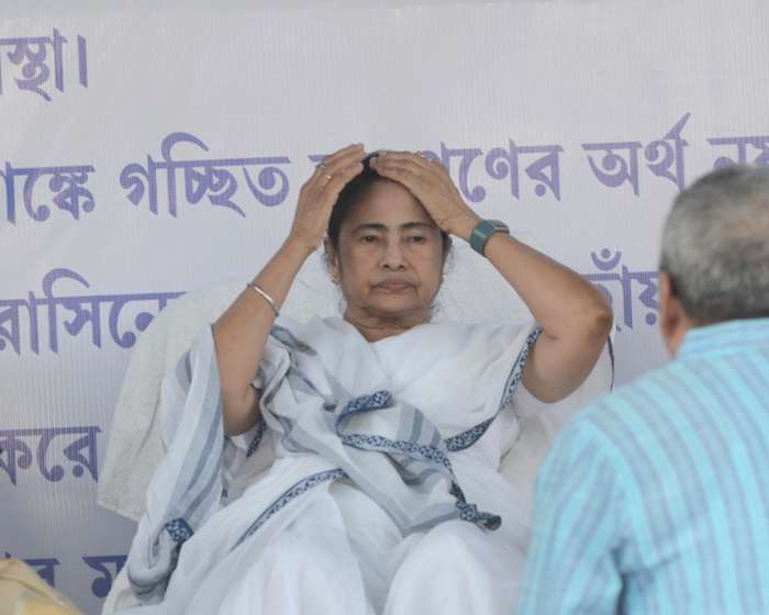 धरने पर बैठीं ममता, केंद्र से की पश्चिम बंगाल के ‘बकाया’ भुगतान की मांग