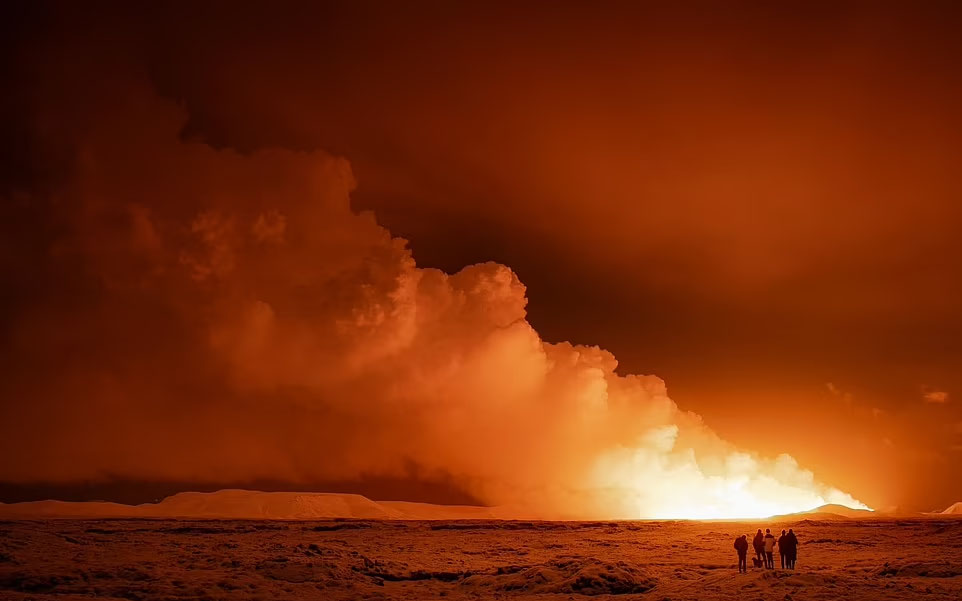 आइसलैंड में ज्वालामुखी विस्फोट, आकाश में छाया धुएं का गुबार