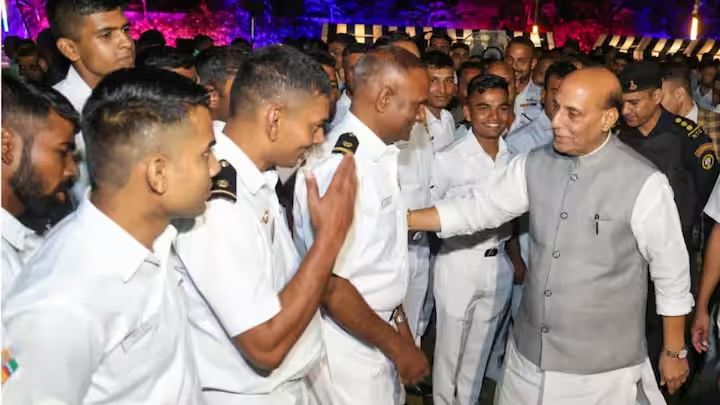 रक्षा मंत्री राजनाथ ने ‘आईएनएस संधायक’ को नौसेना में शामिल किया, समुद्री लुटेरों को चेताया