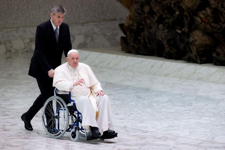 पोप फ्रांसिस को साप्ताहिक प्रार्थना सभा के बाद स्वास्थ्य परीक्षण के लिए अस्पताल लाया गया
