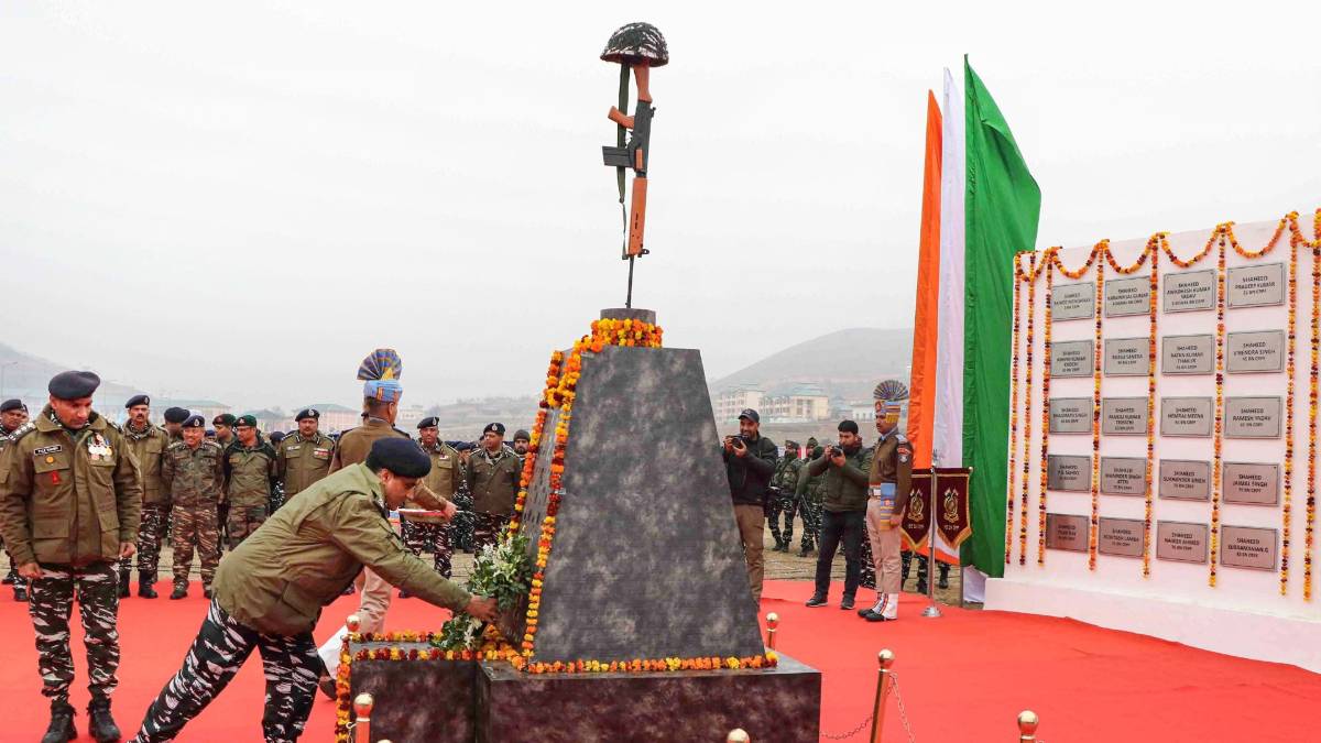 जम्मू-कश्मीर के राज्यपाल ने पुलवामा हमले के शहीदों को श्रद्धांजलि दी