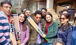 sachin-tendulkar-visits-bat-factory-in-jk-in-hindi-lg