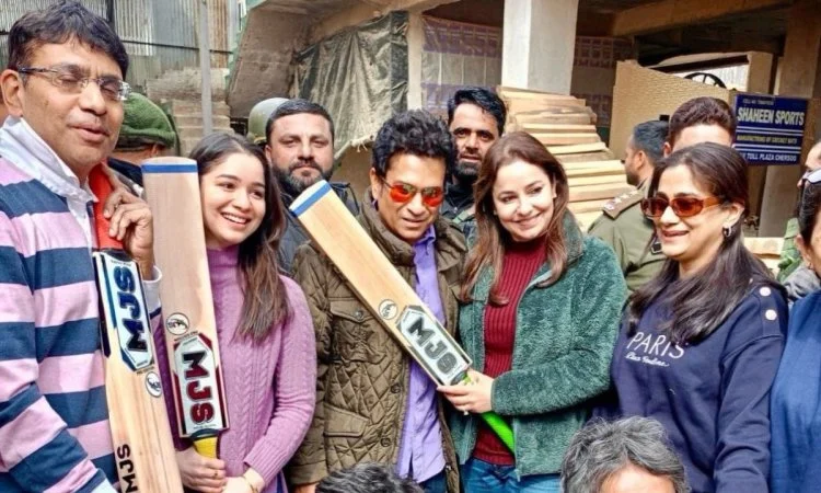 सचिन तेंदुलकर ने कश्मीर में बल्ला बनाने वाली इकाई का दौरा किया
