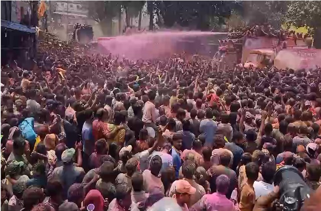 इंदौर में रंगपंचमी की ‘‘गेर’’ में उमड़े हजारों हुरियारे, मुख्यमंत्री भी शामिल हुए