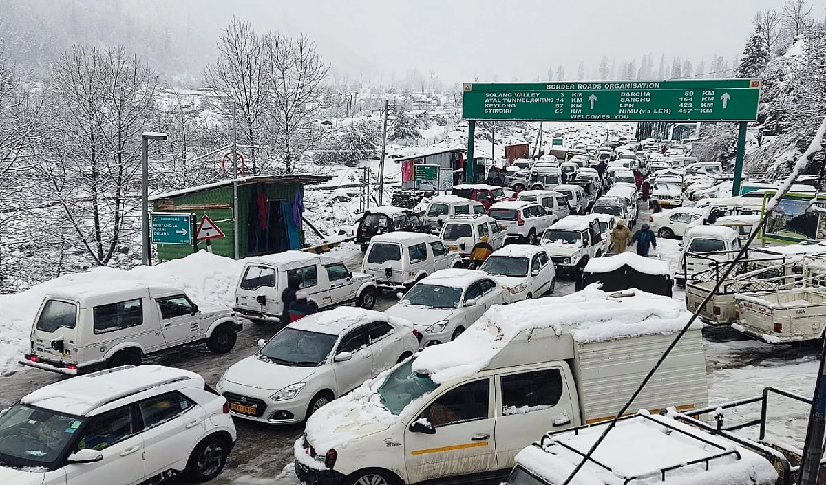 हिमाचल प्रदेश के कुछ हिस्सों में बर्फबारी, बारिश के कारण 168 सड़कों को बंद किया गया