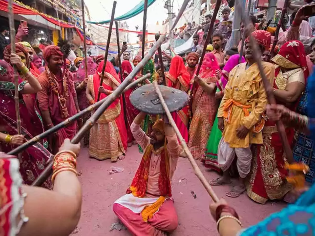 मथुरा में नंदगांव के हुरियारों और बरसाना की हुरियारिनों ने जमकर लठमार होली खेली