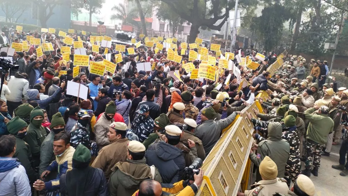 दिल्ली महापौर चुनाव : आम आदमी पार्टी ने भाजपा मुख्यालय के बाहर किया प्रदर्शन