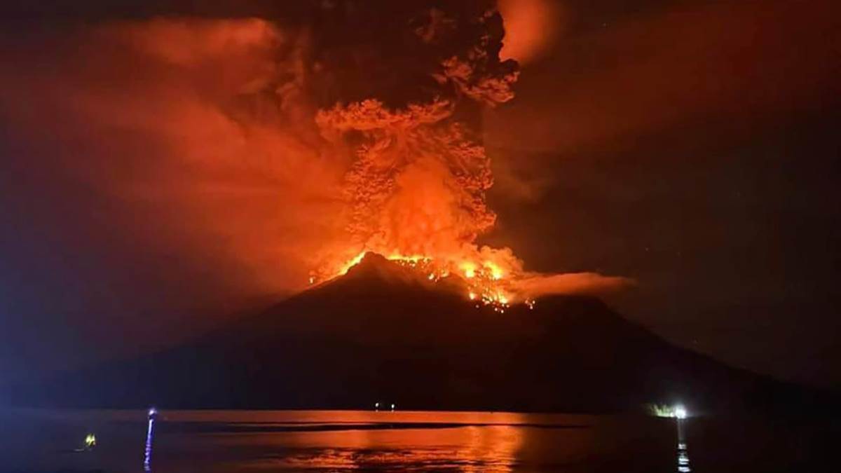 इंडोनेशिया : फिर फटा माउंट रुआंग ज्वालामुखी, आसमान में फैला गुबार और गांवों में बिखरा मलबा