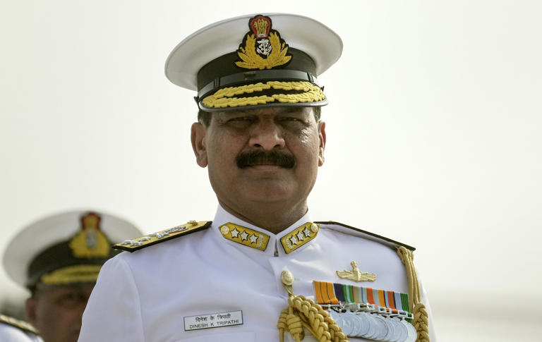 एडमिरल दिनेश कुमार त्रिपाठी ने नए नौसेना प्रमुख का प्रभार संभाला