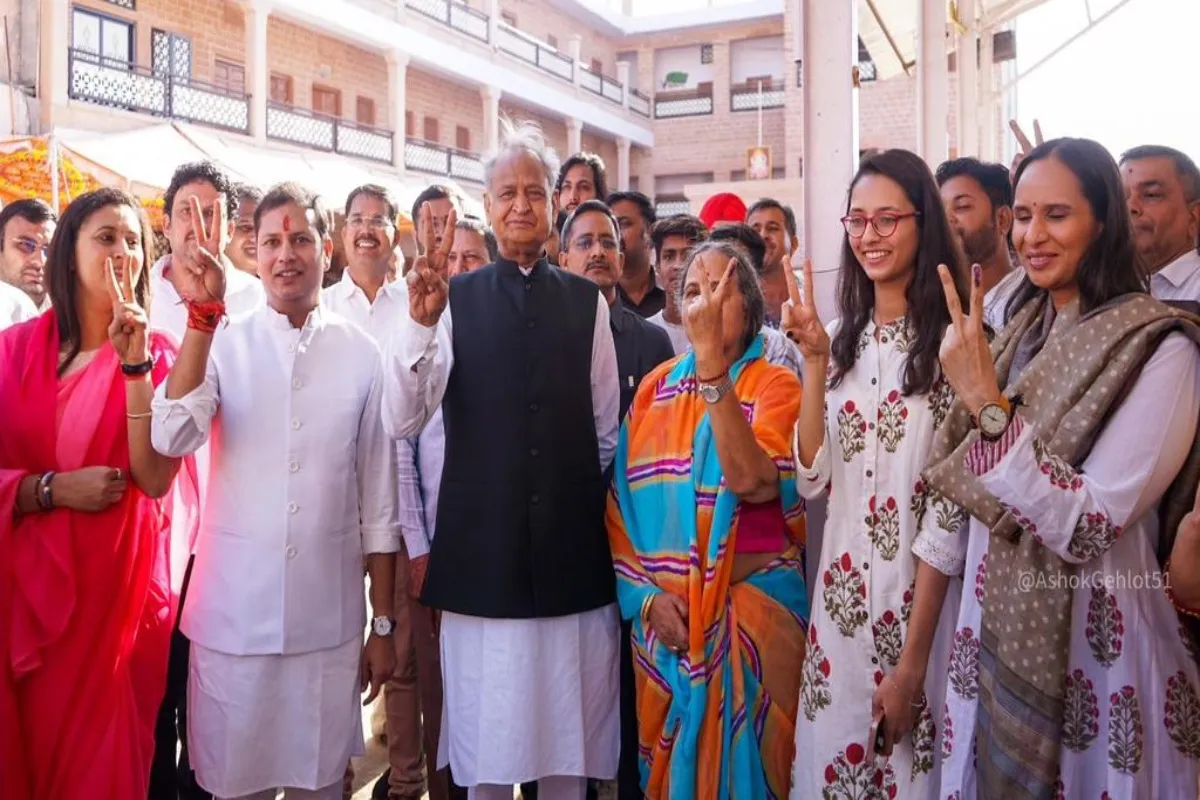 राजस्थान में पूर्व मुख्यमंत्री गहलोत व राजे ने परिवार के साथ वोट डाला