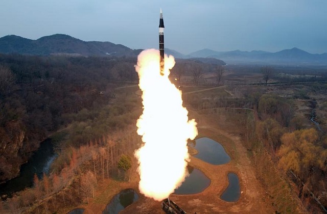 उत्तर कोरिया ने किया ‘अत्यधिक बड़े’ क्रूज मिसाइल मुखास्त्र और विमान रोधी मिसाइल का परीक्षण