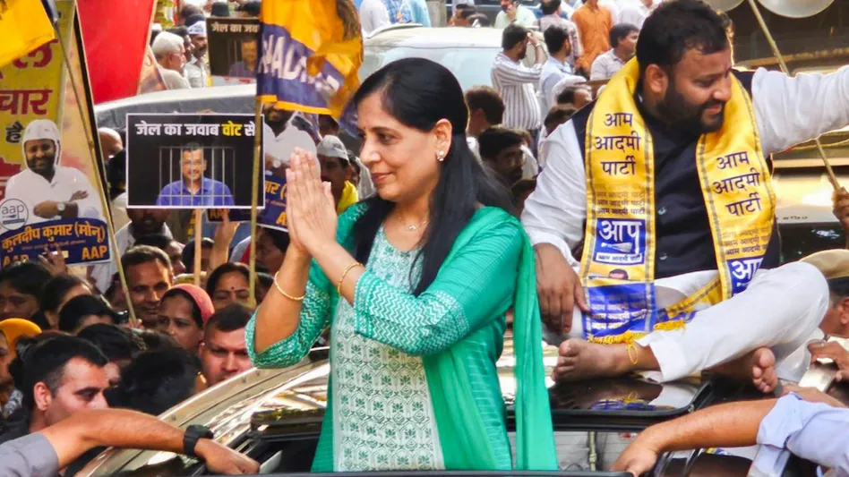 सुनीता केजरीवाल ने दिल्ली में लोकसभा चुनाव के लिये अपना पहला रोडशो किया