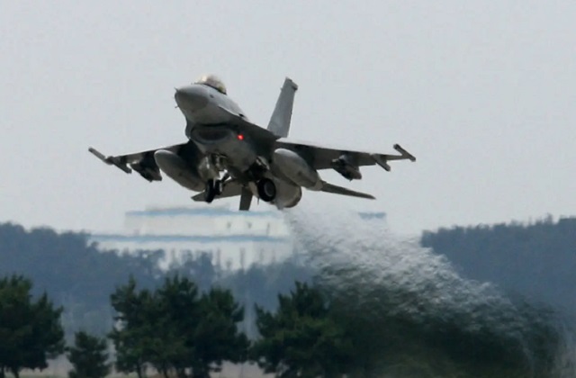 सिंगापुर वायुसेना का एफ-16 लड़ाकू विमान उड़ान भरने के बाद दुर्घटनाग्रस्त
