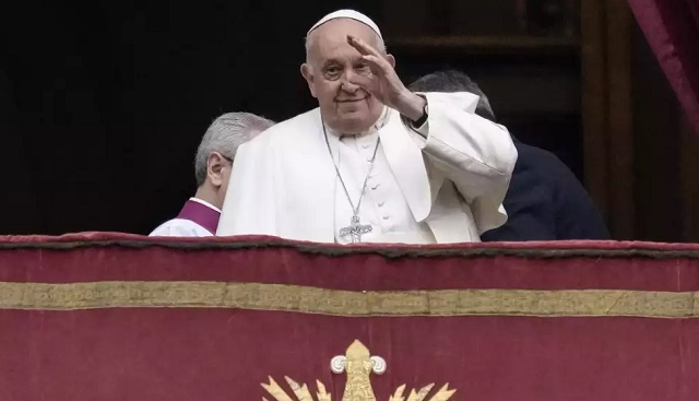 पोप ने इतालवी लोगों से ज्यादा बच्चों को जन्म देने का आग्रह किया