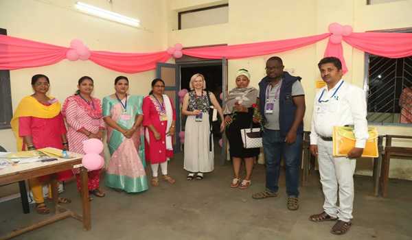 विदेशी प्रतिनिधिमंडल ने भारत की चुनाव प्रक्रिया देखने के लिए रायगढ़ में मतदान केंद्र का दौरा किया